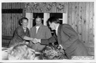 Hiihtosuoritusten palkintojen jakotilaisuus urheilukentän tuvalla v. 1955. Rakennusmestari Jussi Yli-Kovero vastaanottaa palkintoaan.
Palkintoja jakavat Eva Tigerstedt (kuvan keskellä) ja Tuulikki Karhunen