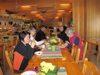 Lauantai illan päivällispöydässä Kiilopään ravintolassa.