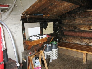 Varusteisiin kuuluu kamina ja kaasuhella.