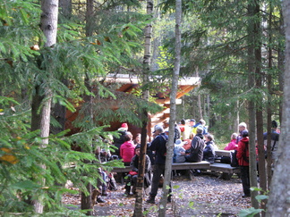 Luontopolun loppupäässä, Lemmenlaakson pohjoispään tuntumassa on laavu, johon pysädyimme nauttimaan eväitämme.