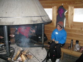 Oikaisimme Tievatuvan kautta Rönkönlammelle, jossa maistelimme reppujemme uumenista löytyneitä eväitä.