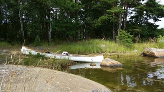 Ruokatauon ajaksi Jukan kanootti jäi rannalle Sommarön lähisaaressa.