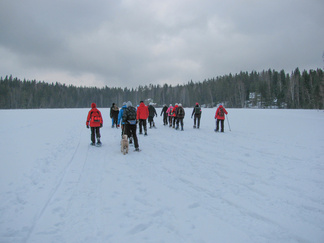 Usmijärven jäätä pitkin siirryimme kunnan rantaan.