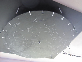 Planisfääri tai oikeastaan jonkinlainen tähtikuviokartta ylätasanteen katossa