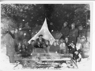 Ladun jäseniä rakovalkealla jossakin Kirkkotien suunnalla talvella 1955