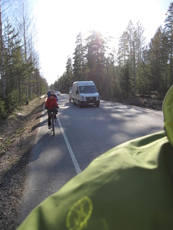 Ridasjärventiellä, lähellä Hikiän risteystä mennään muuta liikennettä väistellen tien reunassa.