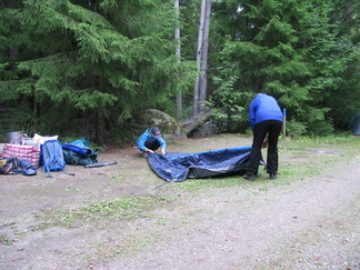 Tien laidasta löytyi tasainen paikka teltalle.