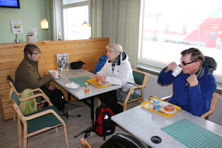 Muutama meistä valitsi juna-bussi vaihtoehdon matkustaessaan Kiilopäälle. Aamukahvi ennätettiin nauttia Rovaniemen rautatieaseman ravintolassa.