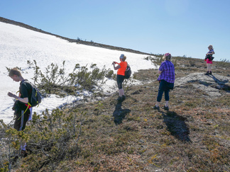 Lunta näkyi laikkuina rinteessä