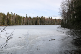 Vielä ovat lammet jäässä, mutta jää ei välttämättä enää kanna ihmisen painoa.