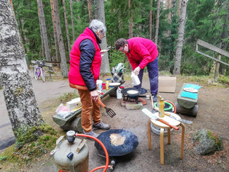 Majan edustalla paistuivat muurikkapannulla lätyt.