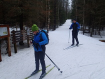 Latu-Miilun ja Suolijärven risteyksessä tarkistettiin, vieläkö puhelimessa riitti virtaa.