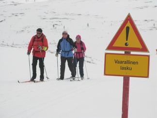 Alaspäin menijöitä varoitetaan vaarallisesta laskusta.