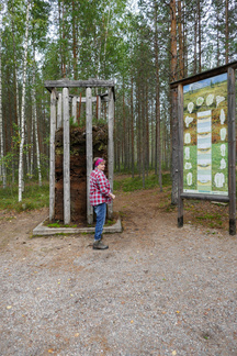 Kirveslammen paikoitusalueella on opastaulun vieressä turvepilari, josta saa käsityksen suolla olevan turvekerroksen paksuudesta.