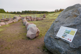 Luontopolun varrella on ympäristötaideteoksia. Tässä eräänlainen Jatulintarha