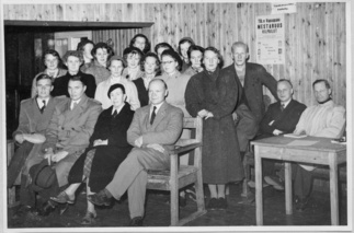 Kuva Hyvinkään Ladun perustavasta kokouksesta, joka pidettiin 13.10. 1952 Urheilutuvalla. Kuvassa vasemmalla istumassa Vilho Saarinen, Vilho Salo, Eva Tigersted, Suomen Ladun edustaja Immu Sorjonen. Seisomassa vasemmalta Helka Ristolainen, Sisko Ojantausta, Maire Tamminen, Virpi Parkkonen-Heikkilä, Aili Haukkovaara, Sinikka Parkkonen-Innala, Ulla Lindahl, Tuulikki Karhunen, Kaisu Lahtinen-Arvola, Anna-Liisa Alestalo-Heikkilä, Raili Turma-Sinkkilä, Aune Yli-Kovero, Iisa Saarinen, Antti Heikkilä. Istumassa Suomem Ladun edustaja Frans Saastamoinen,  Einari Arohonka.