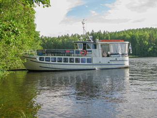 Paluumatkalla käväisimme vielä Kelveneen saaren laiturissa