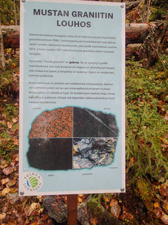 Piilolammen ympäri kiertää luontopolku. Mustaa kiveä on louhittu, kertoo luontopolun opastaulu.