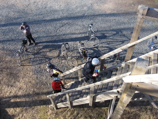 Ridasjärvellä, järven rannalla on lintutorni.