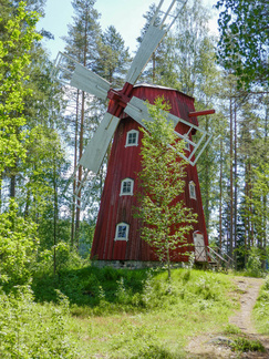 Tuulimylly. Tuulimylly on mamsellityyppinen ja siinä on kolmet kiviparit: alakerrassa kahdet jauhoja ja ylempänä yhdet ryynejä varten. Tämä mamsellimylly on saanut nimityksensä 1800-luvulla muodissa olleen naisten leningin mukaan, koska se muodostaa yhtenäisen ääriviivoiltaan leningin kaltaisen rakennelman.
