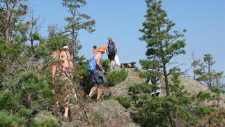 Nousimme saaren itäpään toisen niemen kallioille.