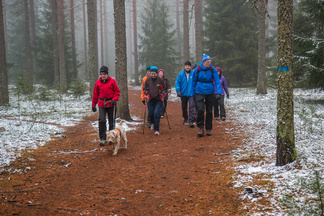 Toivottavasti tulevan talven aikana pääsemme hiihtämään myös konepajan viereisellä ladulla. Nyt maa on latupohjalla vielä paljas.