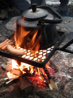 Keittelimme nokipannukahvit. Ladun vanha ja uskollinen palvelija oli taas matkassa.