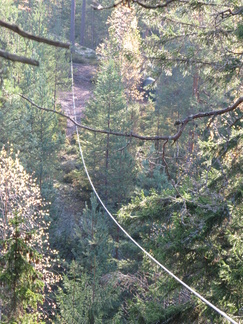 Vaijerilla pääsisi rotkon ylitse...., jos vain uskaltaisi!