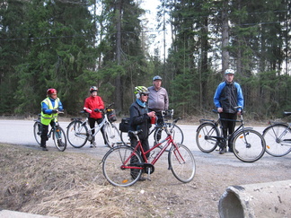 ...pidettiin pieni tauko. Vastatuuli puhalteli kovin ja pyöräily oli aika rasittavaa.