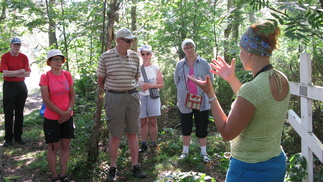 Saimme metsähallituksen oppaalta ryhmällemme oman opastuskierroksen saaren nähtävyyksiin. Tässä olemme saareen haudatun sotilaan haudalla.