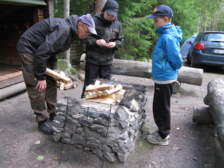 Nuotion sytyttämistä harjoiteltin.