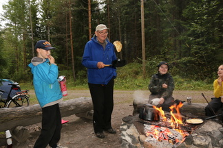 Kuinka se lettu kääntyy pannulla? 