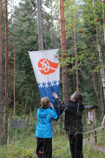 Pojat laskivat Ladun viirin alas. 