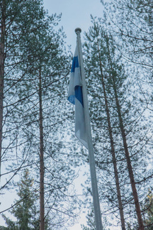 Isänpäivänä lippu oli majan salossa