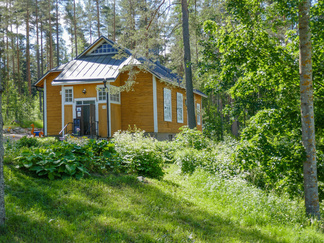 Keltaisen talon kulttuurikahvila 1913 rakennetussa entisessä rukoushuoneessa.  Talo on toiminut monessa tarkoituksessa vuosien varrella ja siellä on mm. käyty koulua, pidetty klinikkaa ja majoitettu sotilaita ja siirtolaisia sota-aikaan.