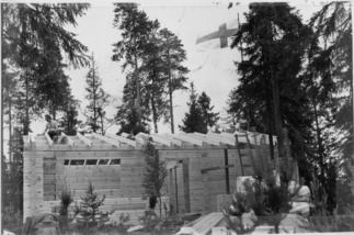 Latu-Miilun maja harjakorkeudessa heinäkuussa 1977.