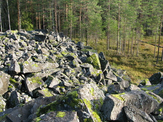 Usmin metsistä on louhittu gabro -kiveä rakennuskiviksi sekä mm.kuvanveistäjien tarpeisiin. No, kaikki louhittu kivi ei toki kelvannut käytettäväksi. Siksi Iso-Karhulammen louhoksen vieressä on suuri kasa jätekiveä. Tuosta louhostoiminnasta on pian kulunut jo sata vuotta. Onneksi porakoneet  eivät näillä tienoilla enää jyrrä