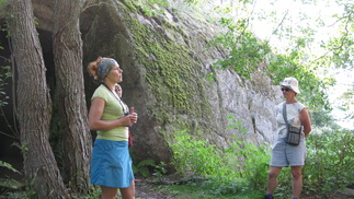 Saaren keskiosassa on kallioon louhittu tunneli. Se on aikoinaan tehty sotilaallisia tarkoituksia varten.