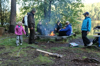 Kymmenen tikkua laudalla-leikki tuntui niin mukavalta, että meidän piti ottaa leikkivälineet mukaan aamuretkelle.