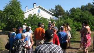 Teimme pienen kierroksen Tammion saarella. Oppaana toimi paikallinen kesäasukas.