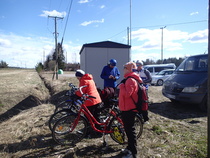 Kuvaaja sai puolimatkassa pyöräilyporukan kiinni.