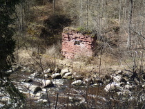 Ilmeisesti vanhan myllyn rauniot ovat jääneet joen rannalle kertomaan menneestä ajasta.