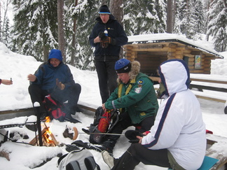 Kaksoislammilla pääsimme viimein pääasiaan, makkaranpaistoon
