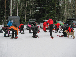 Lähtöpaikalla, Usmin uimarannalla soviteltiin lumikengät jalkaan.