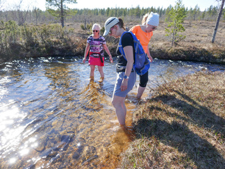 Uittelimme paluumatkalla varpaitamme Kiilo-ojan viileässä vedessa