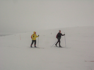 Lasku Kiilopäälle vastatuulessa. Ensimmäisen päivän retki lähestyy loppuaan.