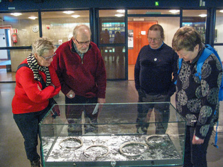 Siidassa on esillä Inarilaisen kirjailija Seppo Saraspään vuonna 2003 Inarijärven etelärannalta Nanguniemestä löytämä myöhäisrautakautinen hopea-aarre.