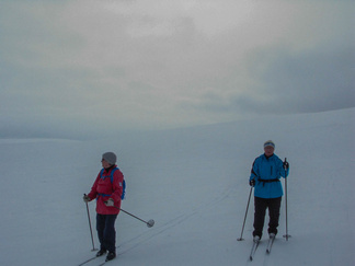 Kiilopään takamaastosta hiihdettiin selänteitä pitkin Ahopäille.