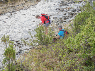 Kulasjoen ylitys vaati kenkien riisumisen.