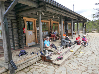 Luulammen päivätuvan rappusilla syötiin loput eväät pois.